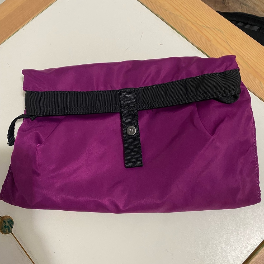 Lulelumon gym bag toiletries kit. Excellent used condition. Includes pouch.
